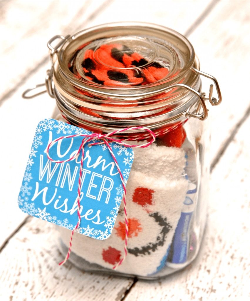 21 DIY gift ideas in a jar that are perfect for the holidays! Get a ton of great gift giving ideas for women on your gift list. Cute jar decor ideas and more are all here for your creativity to go wild. #jargifts #giftideas #masonjar #balljar #easyDIYgift