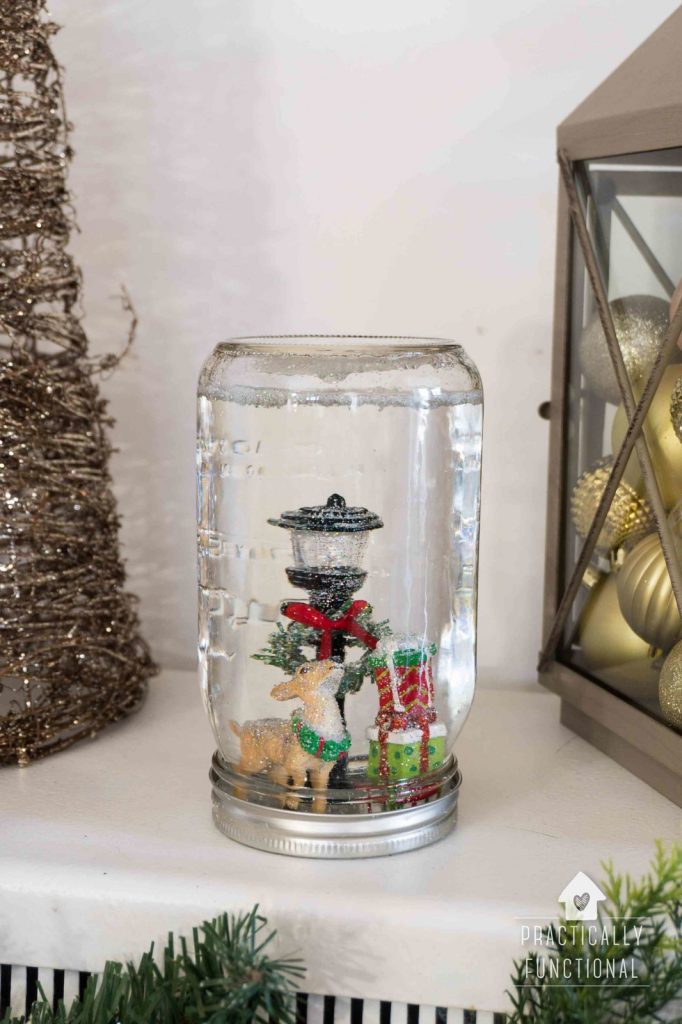 21 DIY gift ideas in a jar that are perfect for the holidays! Get a ton of great gift giving ideas for women on your gift list. Cute jar decor ideas and more are all here for your creativity to go wild. #jargifts #giftideas #masonjar #balljar #easyDIYgift