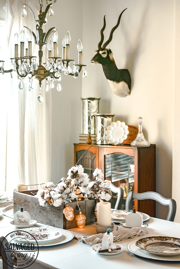 DIY dry erase pumpkins for a fall tablescape, perfect for a large Thanksgiving get together. Use these dry erase name plates over and over for neutral fall decor. #dryeraseboardideas #DIYdryerase #dryerasedecorate #falltablescape