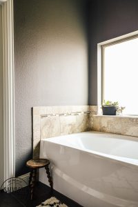 Out of date decor never has to be thrown out. This easy paint update will show you how to look at your out of style decor and make it current. #homedecormakeover #upcycle #painteddecor #chalkpaintproject #updateidea