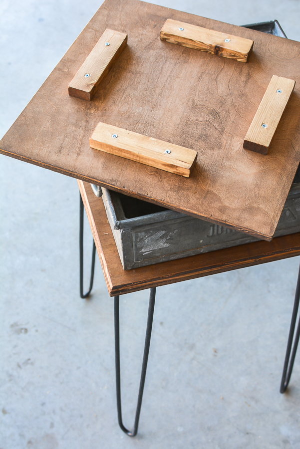 DIY hairpin legs table made from thrifted metal and wood. If you are a junk lover this is a great idea to turm your junk finds into DIY furniture. Adding hairpin legs to your vintage finds is an easy DIY furniture projrct you can complete in an afternoon. Source guide included! #handmadefurniture #thriftedfurniture #sidetable #DIYtableidea