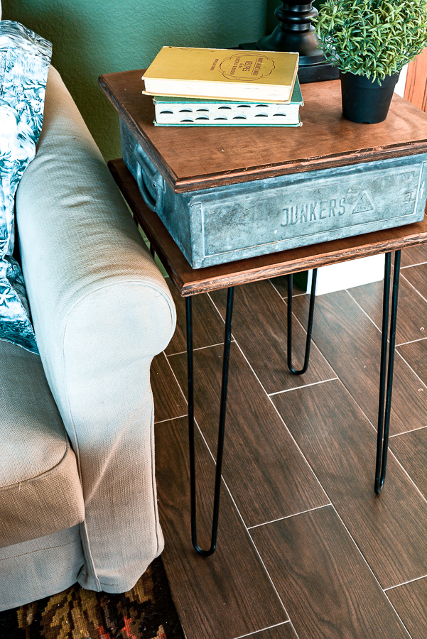 DIY hairpin legs table made from thrifted metal and wood. If you are a junk lover this is a great idea to turm your junk finds into DIY furniture. Adding hairpin legs to your vintage finds is an easy DIY furniture projrct you can complete in an afternoon. Source guide included! #handmadefurniture #thriftedfurniture #sidetable #DIYtableidea