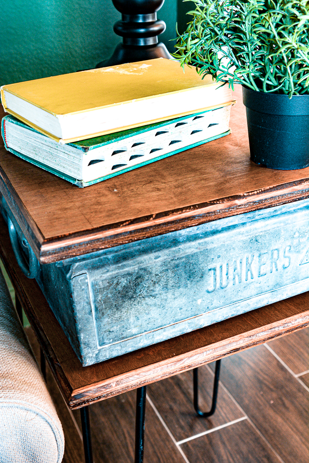 DIY hairpin legs table made from thrifted metal and wood. If you are a junk lover this is a great idea to turm your junk finds into DIY furniture. Adding hairpin legs to your vintage finds is an easy DIY furniture projrct you can complete in an afternoon. Source guide included! #handmadefurniture #thriftedfurniture #sidetable #DIYtableidea