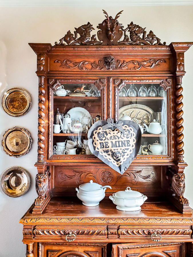 Quick and easy Valentines day decor idea from dollar store supplies. This sweet farmhouse style decor item is gorgeous and only takes a few minutes to make! #valentinesdaydecoridea #dollarstorecraft #dollarstoredecor #valentinesdaydecordollarstore