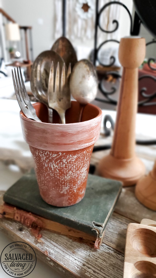 DIY painted terracotta pot idea for cute and easy rustic home decor. This new terra cotta planter goes to shabby chic instantly with this bubble wrap painting hack! Perfecr for spring decorating or a cuteorganization idea, making over a terracotta pot is so simple! #bubblewrap #burlapprojectidea #springplanter #rusticdecor