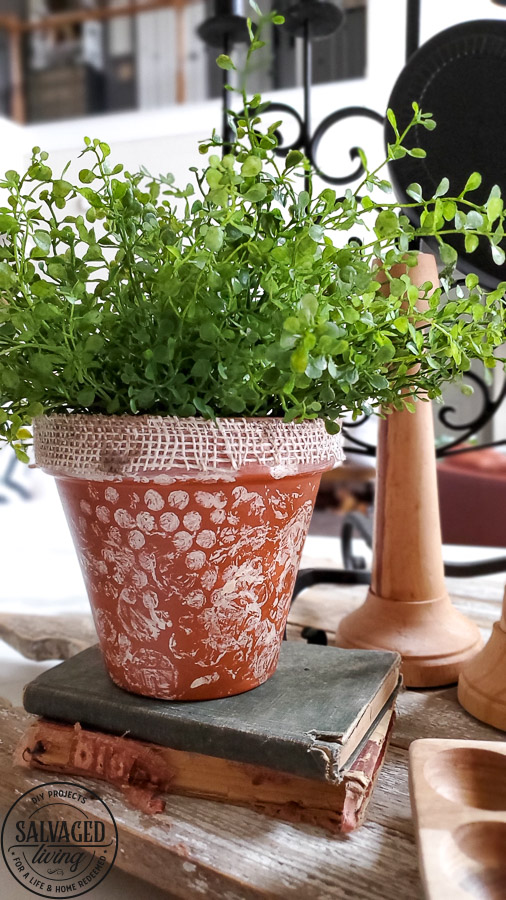 DIY painted terracotta pot idea for cute and easy rustic home decor. This new terra cotta planter goes to shabby chic instantly with this bubble wrap painting hack! Perfecr for spring decorating or a cuteorganization idea, making over a terracotta pot is so simple! #bubblewrap #burlapprojectidea #springplanter #rusticdecor