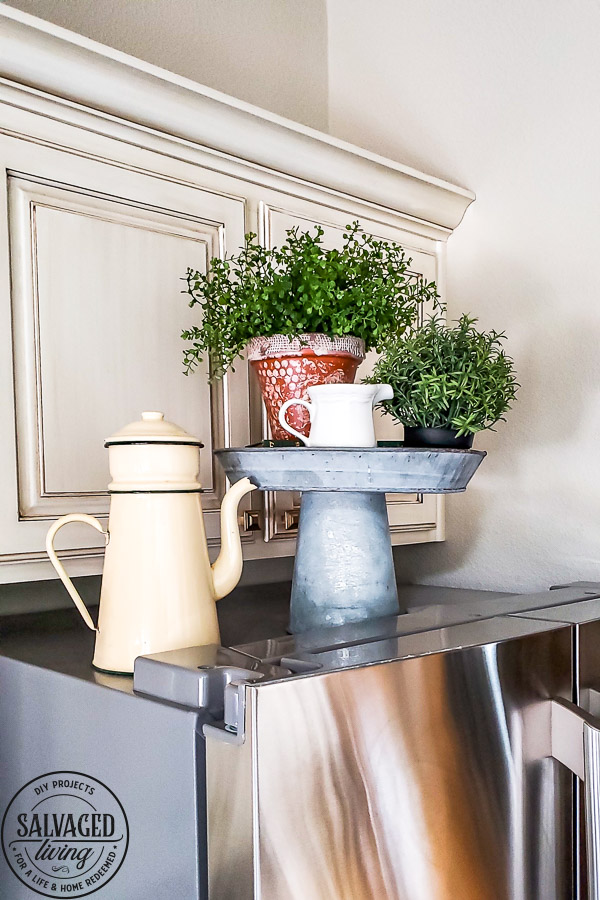 DIY painted terracotta pot idea for cute and easy rustic home decor. This new terra cotta planter goes to shabby chic instantly with this bubble wrap painting hack! Perfecr for spring decorating or a cuteorganization idea, making over a terracotta pot is so simple! #bubblewrap #burlapprojectidea #springplanter #rusticdecor