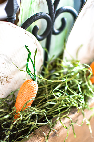 Budget Easter table centerpiece idea you can make with a few dollar store supplies and things you have at home for a sweet Easter table your family will enjoy. #eastertable #eatercraft #easterdecor 