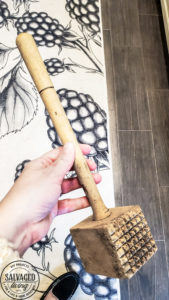 Get styling ideas for your kitchen with this wood peg rack decorating idea. This inexpensive coat rack adds so much to this kitchen with a mix of vintage farmhouse style and modern typography. You can decorate your kitchen with small vignettes filled with kitchen decor you love. The perfect way to add some style to your kitchen decor. #kitchendecoridea #vintagestyle #stylingideas #cozykitchen