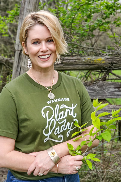 wannabe plant lady t-shirt perfect for the growing gardener who is trying hard but not quite there yet! #graphictee #fashionover40 #plantlady