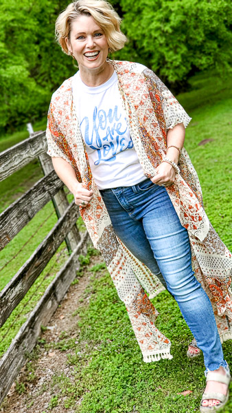 cute fashion over 40 for summer outfit ideas you will love if you are in the over forty club! Great graphic tees that pair well with jeans and a kimono for a classic summer outfit you can wear with confidence! #outfitideas #plussize #over50 #over40 #summeroutfitideas