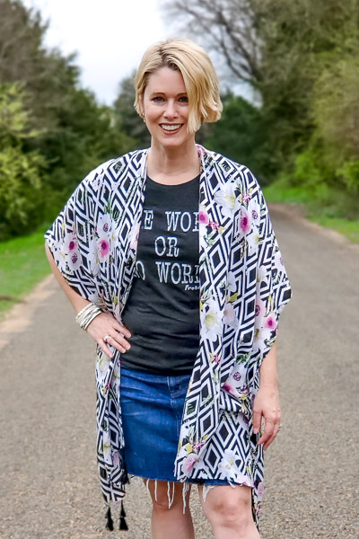 cute fashion over 40 for summer outfit ideas you will love if you are in the over forty club! Great graphic tees that pair well with jeans and a kimono for a classic summer outfit you can wear with confidence! #outfitideas #plussize #over50 #over40 #summeroutfitideas