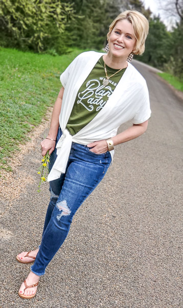 cute fashion over 40 for summer outfit ideas you will love if you are in the over forty club! Great graphic tees that pair well with jeans and a kimono for a classic summer outfit you can wear with confidence! #outfitideas #plussize #over50 #over40 #summeroutfitideas