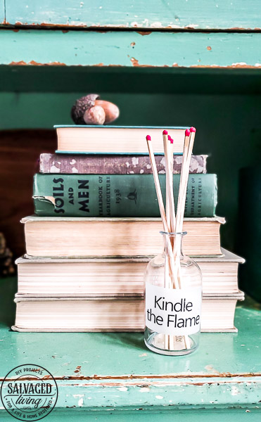 DIY Match box matches in a jar project to make a beautiful way to display matches in your home next to your favorite candle or fireplace. This match box decor tutorial comes with a free printable download for you to make your own decorative match holder! #matchsayings #giftideas #longmatches 