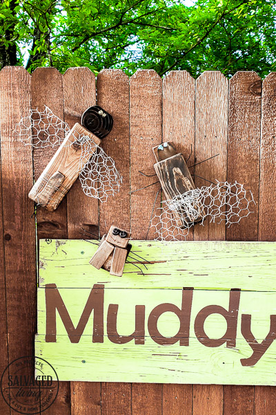 Make these small,cute scrap wood junk bugs for outdoor decor using wood scraps, wire bits and junk pieces you have stashed away. This easy afternoon DIY scrap wood project is fun to make and precious to see in your yard! #yardart #scrapwood #easyDIY smallproject