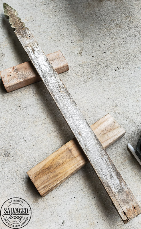 Create an easy DIY centerpiece for your summer tablescape and use it all year round in your home decor. #scrapwood #picketfence #summertable #lemondecor