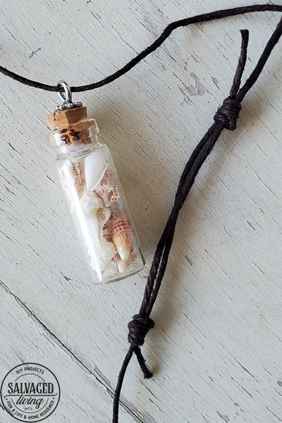 make one of these keepsake necklaces for everybody on your trip! Finally a DIY vacation souvenir you can make to use and remeber your fun family vacations together! This simple and budget friendly vacation memory is perfect for a large group, adults or kids! #souvenir #DIYkeepsake #memorymaker