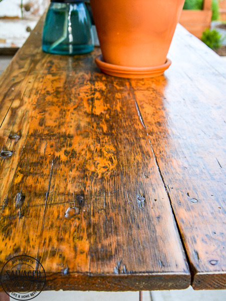 Don't toss your old wood patio furniture if it is weathered and worn! Refinishing wood patio furniture tips are here for you to make your wood patio furniture look like new. #porchdecor #woodrefinishing #furnituremakeover