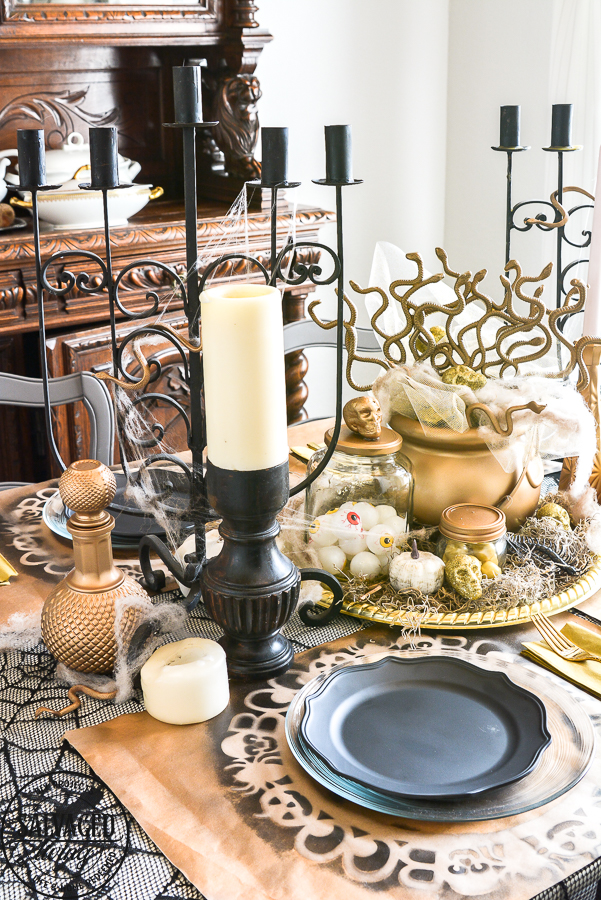 Create a fun Halloween tablescape with dollar stores supplies with these great Halloween decorating tutorials that are budget friendly for your holiday decorating! #halloweentable #dollarstoreHalloween #budgetHalloweenDecor