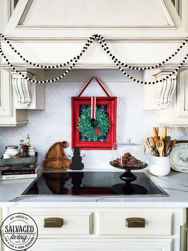 check out this old picture frame makeover for Christmas decorating using glitter spray paint for a beautiful holiday wall art project on a budget! #buffalocheckChristmas #framemakeover #DIYChristmas #handmadeChristmas 