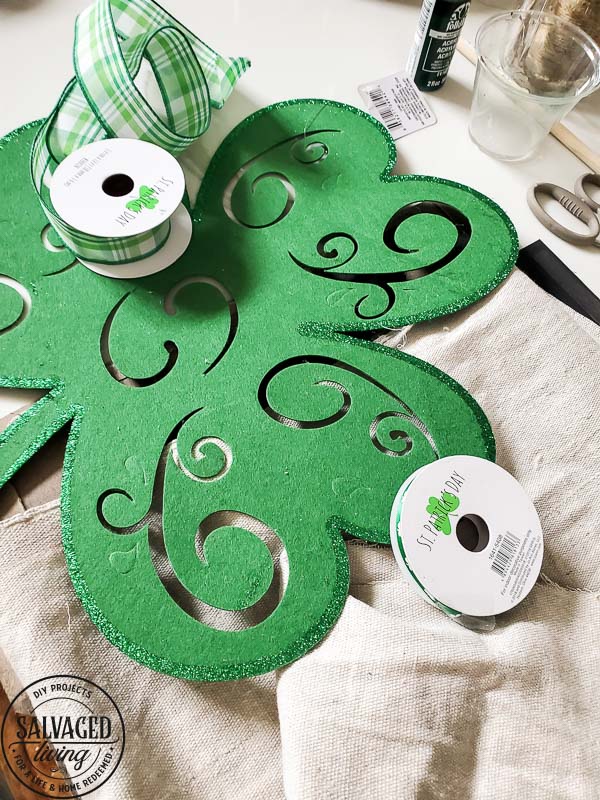 Use a dollar store felt shamrock for an easy St. Patrick's Day craft - this St. Paddy's Day banner is a beautiful watercolor shamrock idea you can DIY to decorate for St. Patrick's Day! #StPatricksDaydecor 