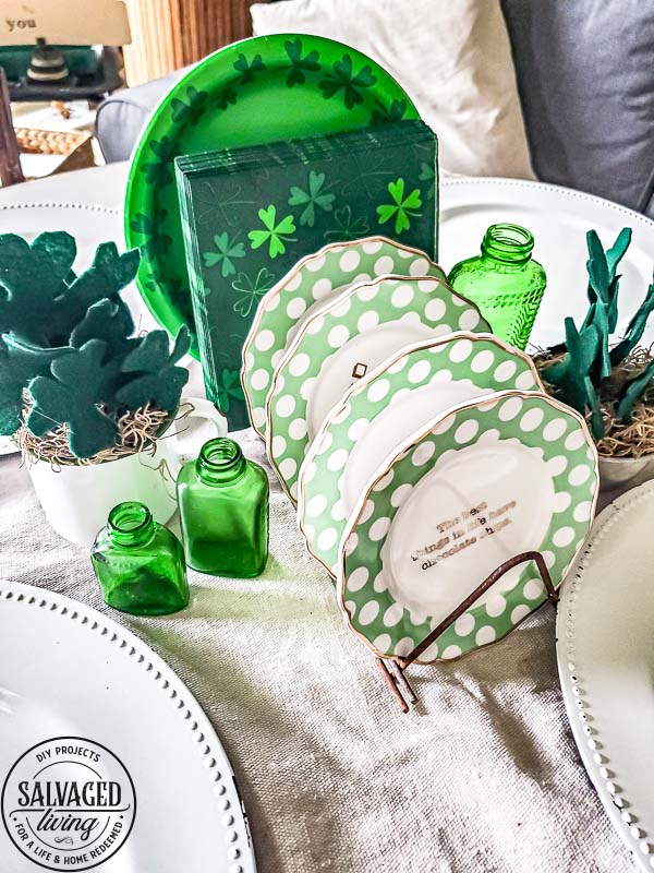 Make an easy DIY shamrock out of felt for your St. Patrick's Day decor! #st.PatricksDay #DIYShamrock #Shamrockcraft #fourleafclover 