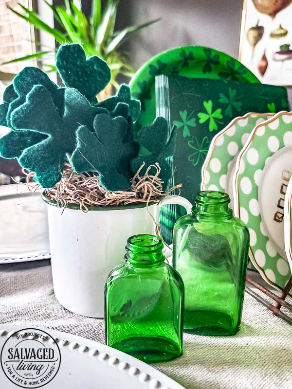 Make an easy DIY shamrock out of felt for your St. Patrick's Day decor! #st.PatricksDay #DIYShamrock #Shamrockcraft #fourleafclover 