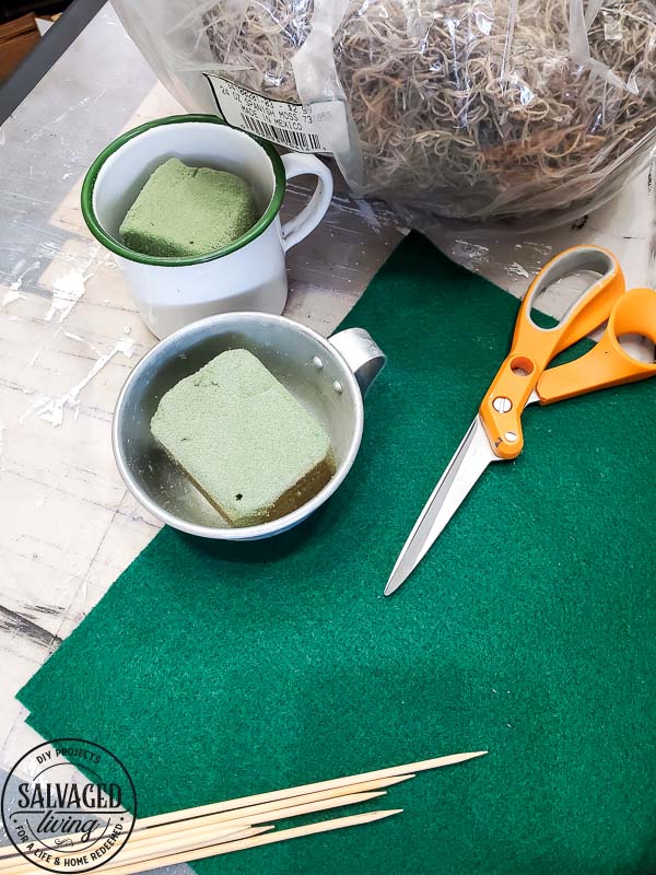 Make an easy DIY shamrock out of felt for your St. Patrick's Day decor! #st.PatricksDay #DIYShamrock #Shamrockcraft #fourleafclover 