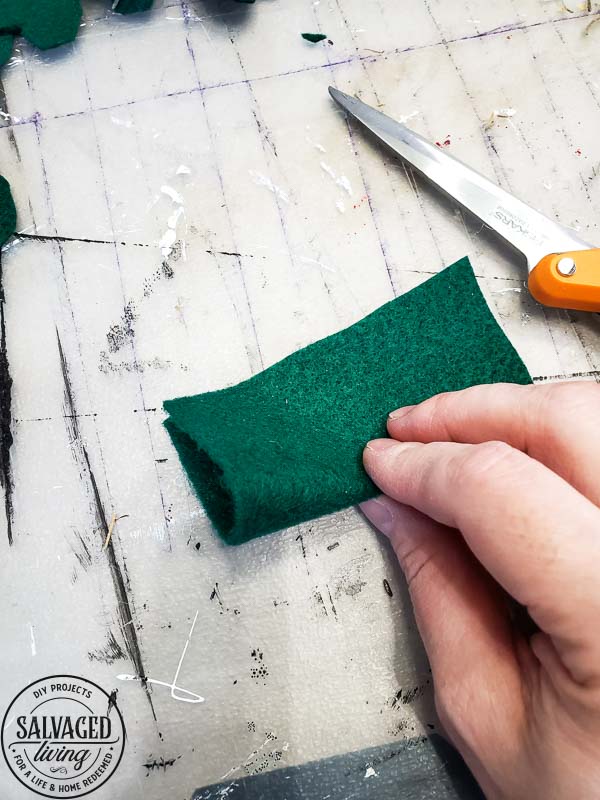 Make an easy DIY shamrock out of felt for your St. Patrick's Day decor! #st.PatricksDay #DIYShamrock #Shamrockcraft #fourleafclover 