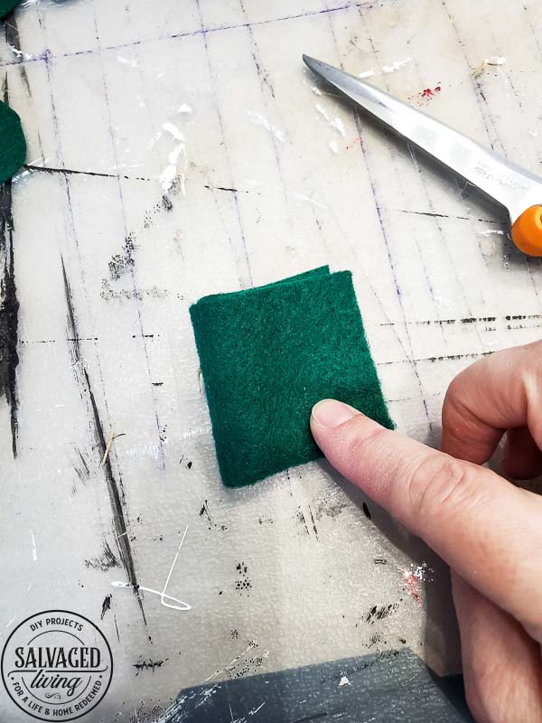 Make an easy DIY shamrock out of felt for your St. Patrick's Day decor! #st.PatricksDay #DIYShamrock #Shamrockcraft #fourleafclover 