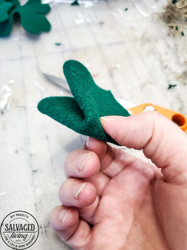 Make an easy DIY shamrock out of felt for your St. Patrick's Day decor! #st.PatricksDay #DIYShamrock #Shamrockcraft #fourleafclover 