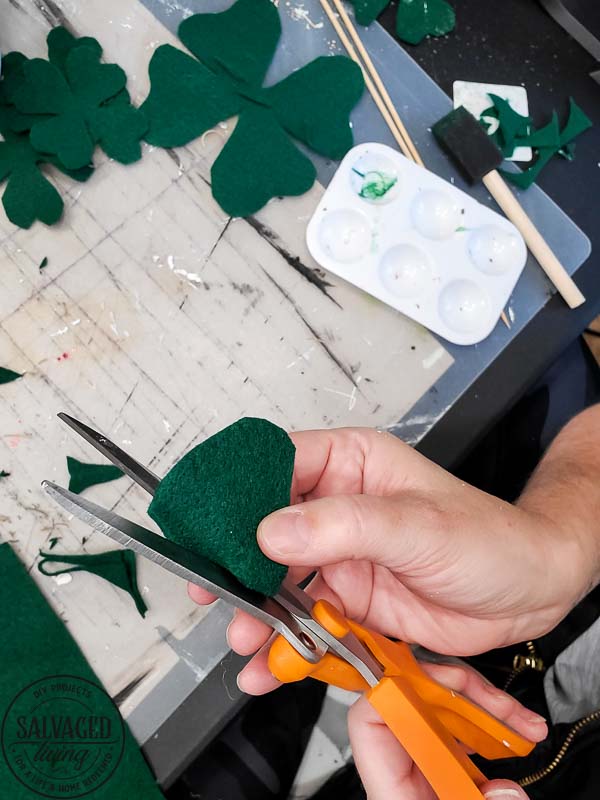 Make an easy DIY shamrock out of felt for your St. Patrick's Day decor! #st.PatricksDay #DIYShamrock #Shamrockcraft #fourleafclover 