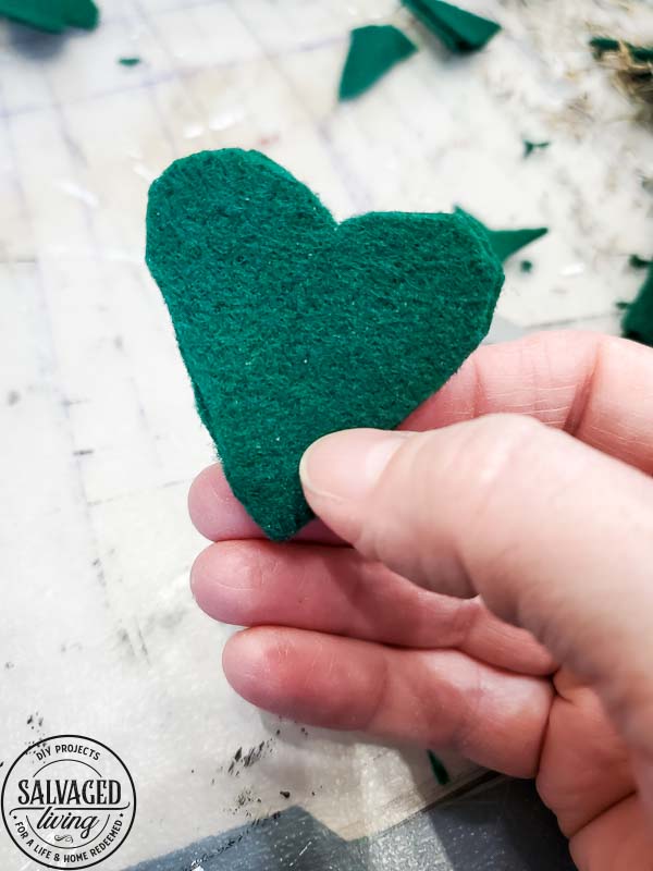 Make an easy DIY shamrock out of felt for your St. Patrick's Day decor! #st.PatricksDay #DIYShamrock #Shamrockcraft #fourleafclover 