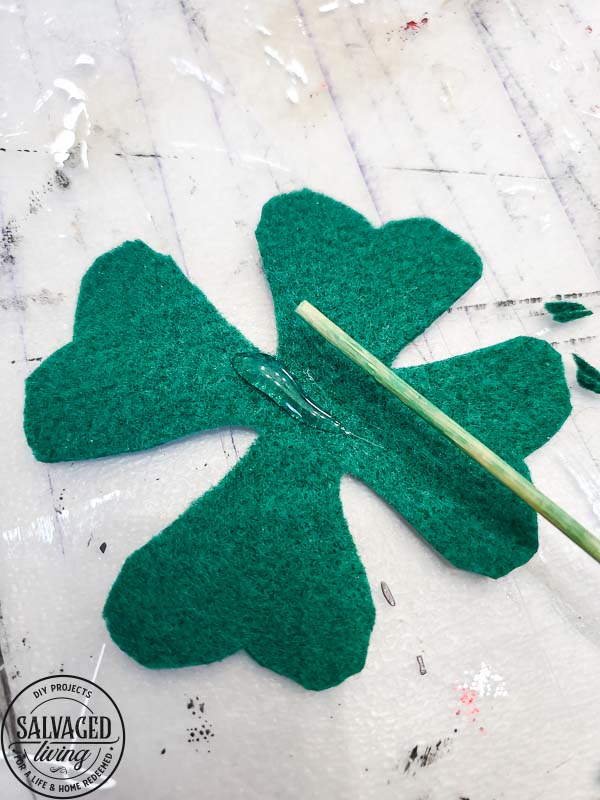 Make an easy DIY shamrock out of felt for your St. Patrick's Day decor! #st.PatricksDay #DIYShamrock #Shamrockcraft #fourleafclover 