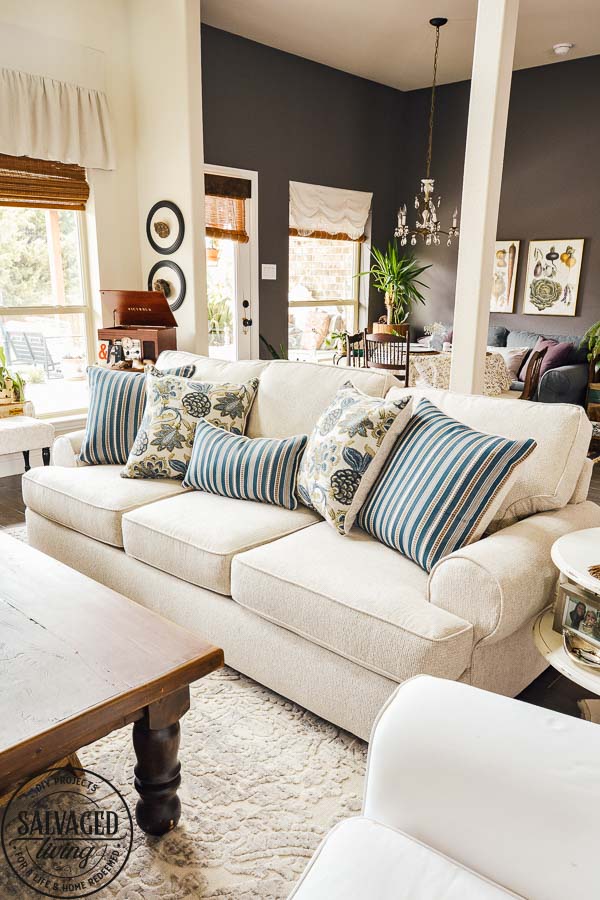 Picking out a new sofa can be hard, here are my best tips on selecting the perfect cozy living room couch for your home. Plus I will show you some beautiful cozy sofa choices for you to choose from! #roomstogo #myroomstogohome #RoomsToGo30 #cozylivingroom #couch #cozysofa #cozyhome