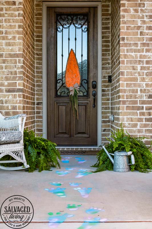 How to make a DIY Burlap door hanger for Easter and spring door decorating. #doorhanger #burlapdoorhanger #DIYdoorhanger