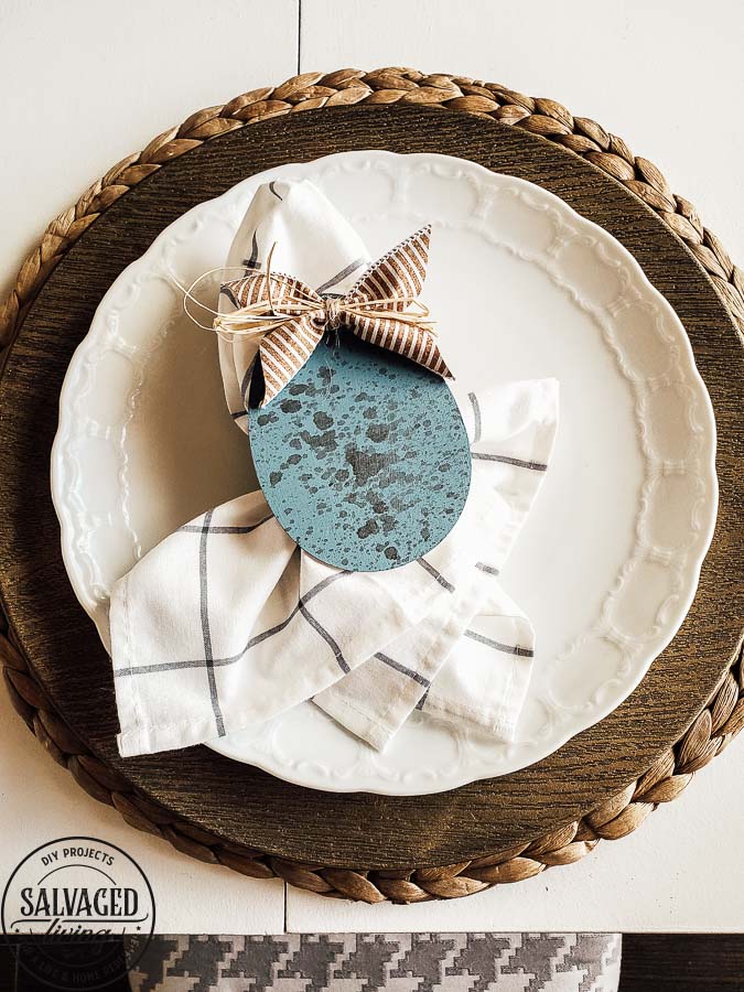 Three ways to use dollar store wooden eggs in your spring and Easter decorating, See how to paint these farmhouse style Robin Egg Blue eggs and three fun ways to use them in your decor. Budget dollar store crafts can be cute and expensive looking! #dollartree #dollartreecraft #Easterdecor #budgetdecoridea