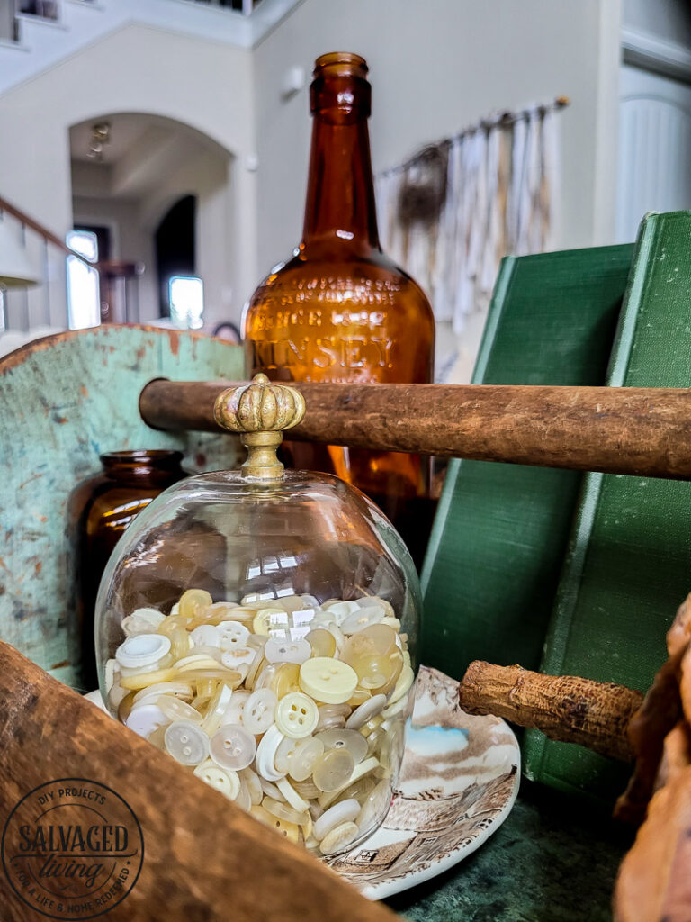 Use a dollar store felt acorn as a stencil for this easy fall coffee table decor. It's so simple to make budget-friendly fall decor. #dollarstorefall #falldecoratingideas #fallpainting #budgetfalldecor