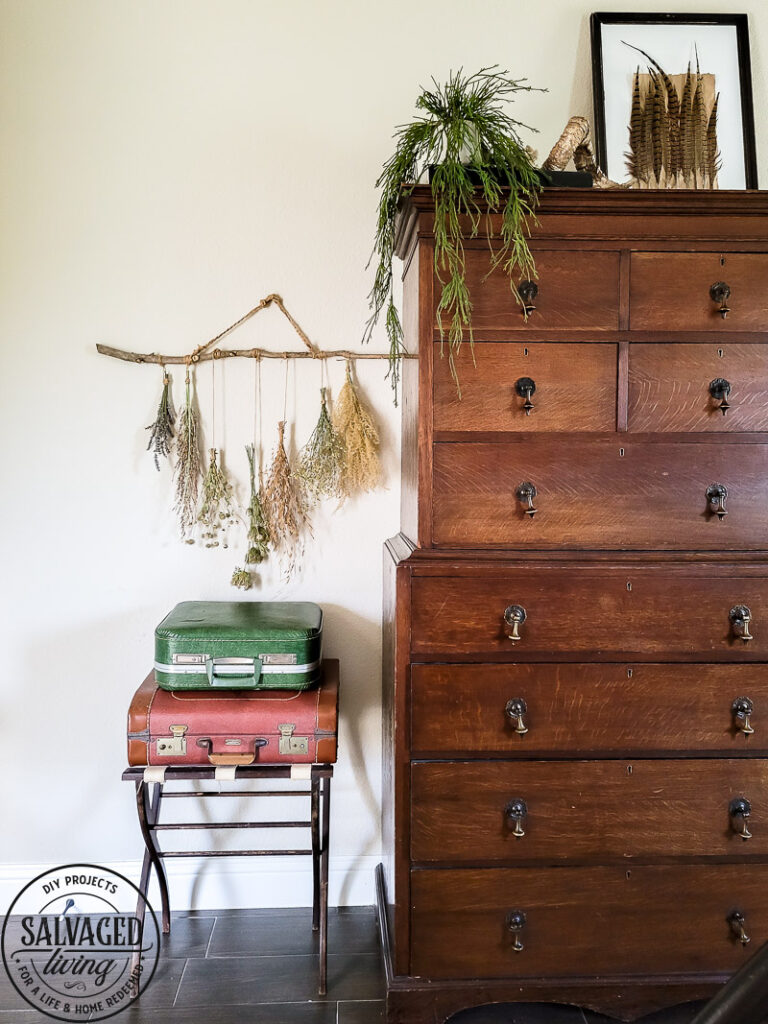 Make a stunning wall hanging from dried flowers and dried grasses for you a boho chic wall hanging in your home. This simple DIY is budget-friendly decor at it's finest! #wallart #driedflowers #bohodecor #farmhousewallart 