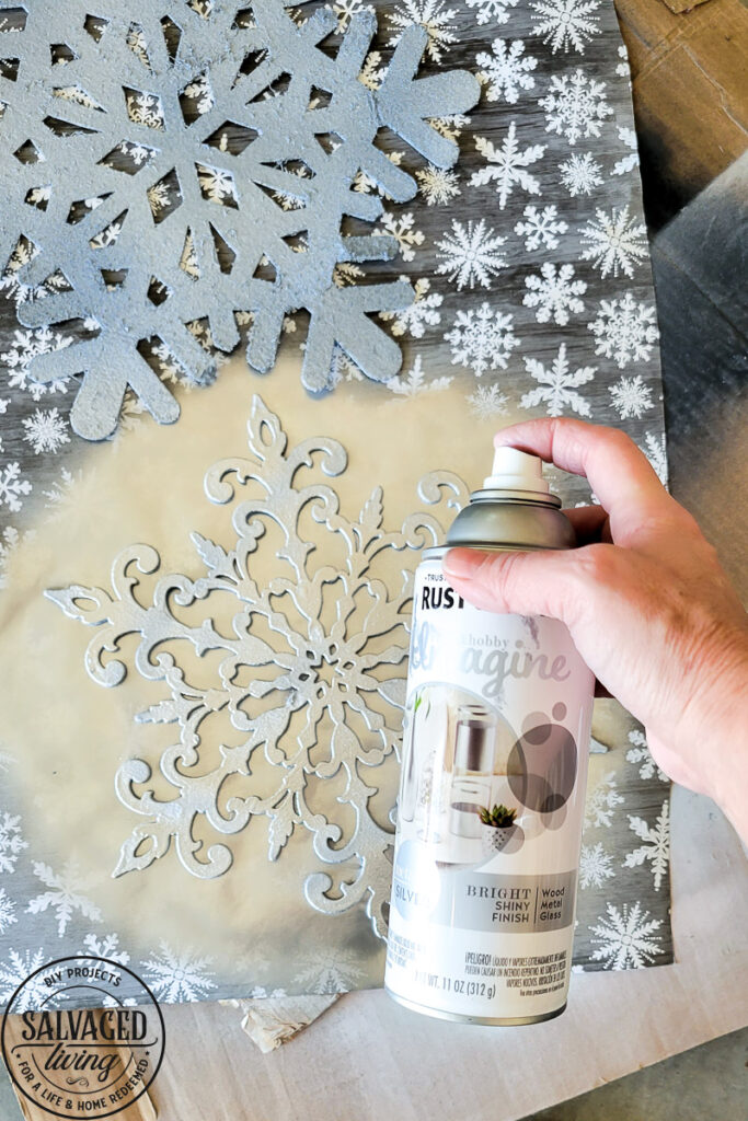 This simple DIY snowflake garland from dollar store felt pieces and Rust-Oleum Imagine spray paint is the perfect winter wonderland addition. Bring a flurry of snow to your holiday home decor with a papercraft for any decor style. #rustoleum #rustoleumimagine #snowflake #winterwonderland #holidaydecor #holidaydecorating #christmasdecor #sponsored