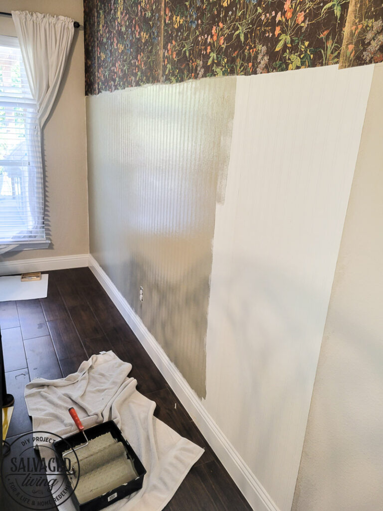 see how to hang beadboard wallpaper, this paintable wallpaper is the perfect alternative to traditional wood beadboard or paneling. Beadboard is a great wall accent and so easy to hang. #roomamkeover #wallpaperDIY #wallpapertutorial