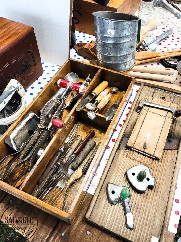 Vintage trends from the Round Top, Texas antiques show. Add these on trend vintage home decor items to your house for that cozy, curated feel. Be sure to look for these unique vintage items as you shop garage sales, flea markets and thrift stores! #vintagestyle #cozyhome #curateddecor 