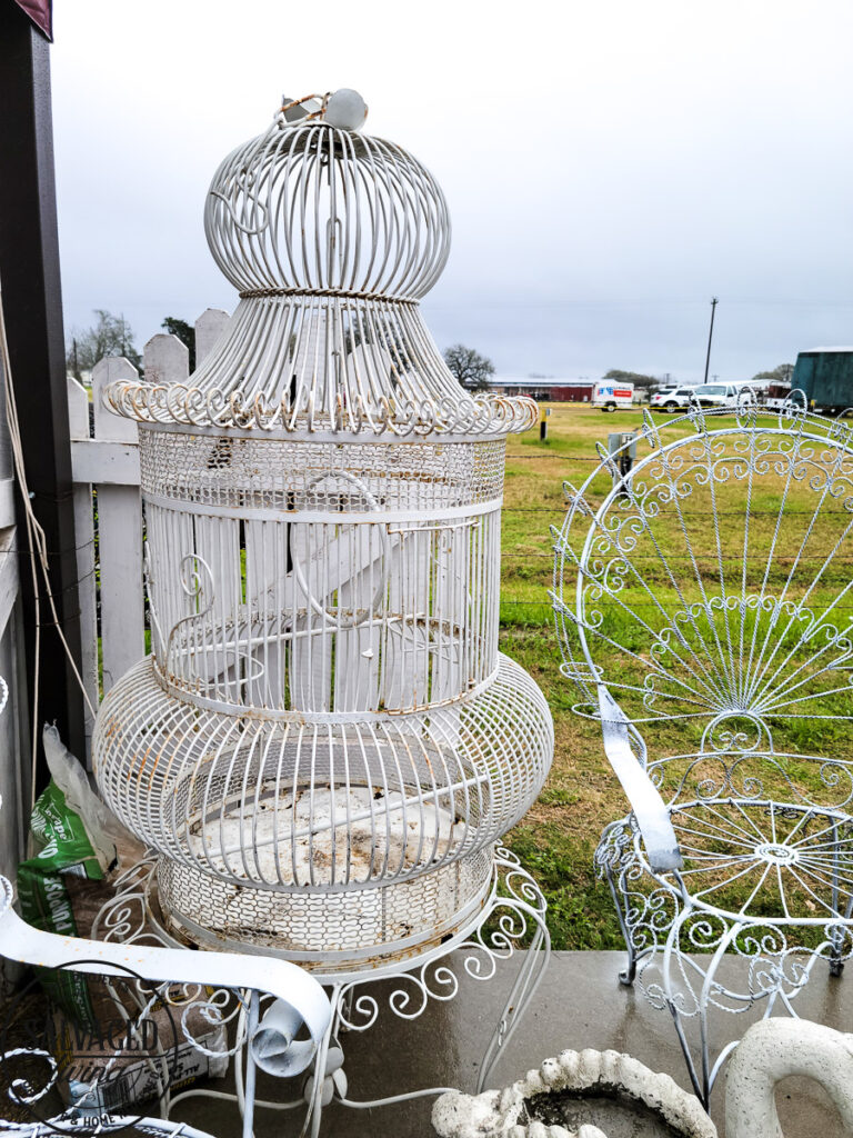 Vintage trends from the Round Top, Texas antiques show. Add these on trend vintage home decor items to your house for that cozy, curated feel. Be sure to look for these unique vintage items as you shop garage sales, flea markets and thrift stores! #vintagestyle #cozyhome #curateddecor 