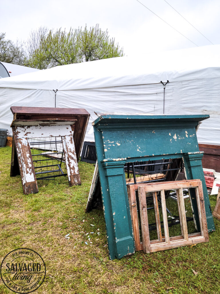 Vintage trends from the Round Top, Texas antiques show. Add these on trend vintage home decor items to your house for that cozy, curated feel. Be sure to look for these unique vintage items as you shop garage sales, flea markets and thrift stores! #vintagestyle #cozyhome #curateddecor 