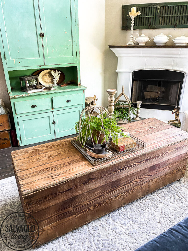 I found a great garage sale find - this $10 quilt box got a refresh and made it to my living room for a new coffee table that adds a cozy vintage vibe to the living area! #garagesale furniture #cozylivingroom #coffeetableidea