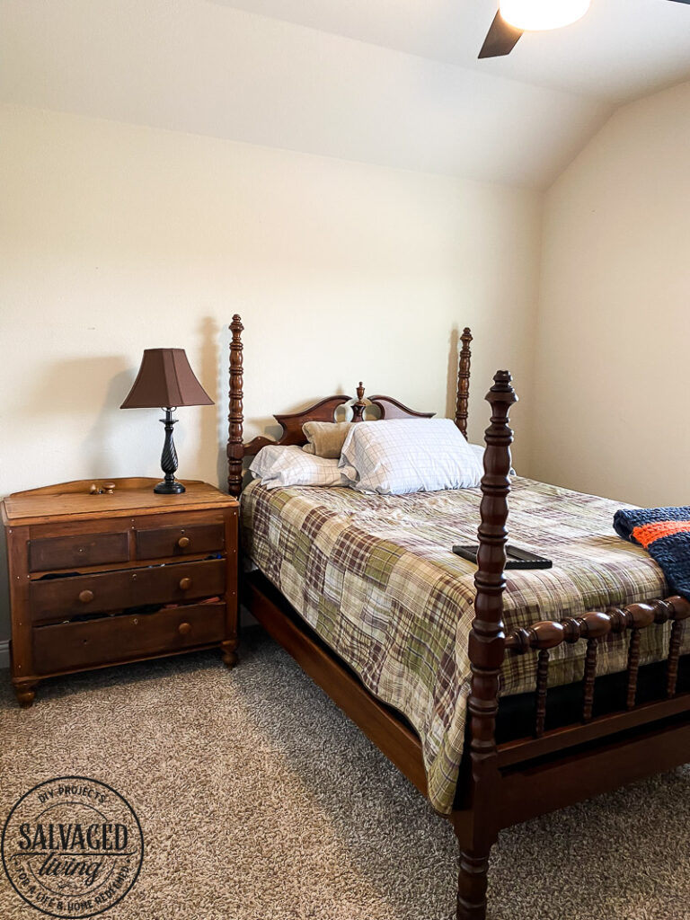 Grab ideas for a vintage hunting bedroom perfect for teen boys, you can get tons of ideas on how to decorate with taxidermy, deer heads and flags - for a room teen boys love. #teenroom #teenboydecor #huntingtheme