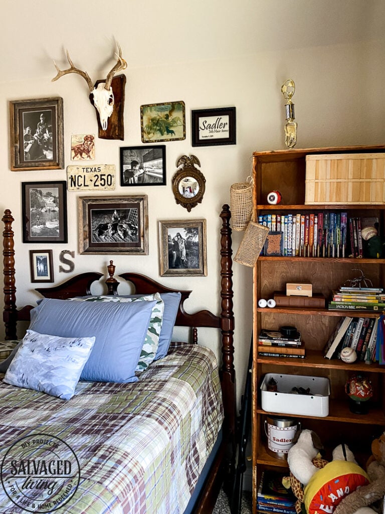 Grab ideas for a vintage hunting bedroom perfect for teen boys, you can get tons of ideas on how to decorate with taxidermy, deer heads and flags - for a room teen boys love. #teenroom #teenboydecor #huntingtheme