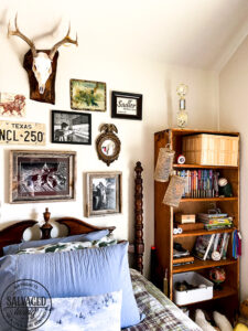 Grab ideas for a vintage hunting bedroom perfect for teen boys, you can get tons of ideas on how to decorate with taxidermy, deer heads and flags - for a room teen boys love. #teenroom #teenboydecor #huntingtheme