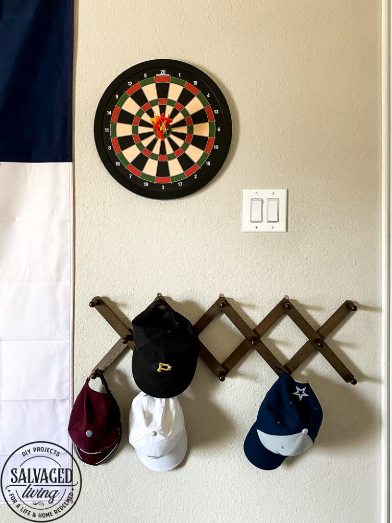 Grab ideas for a vintage hunting bedroom perfect for teen boys, you can get tons of ideas on how to decorate with taxidermy, deer heads and flags - for a room teen boys love. #teenroom #teenboydecor #huntingtheme