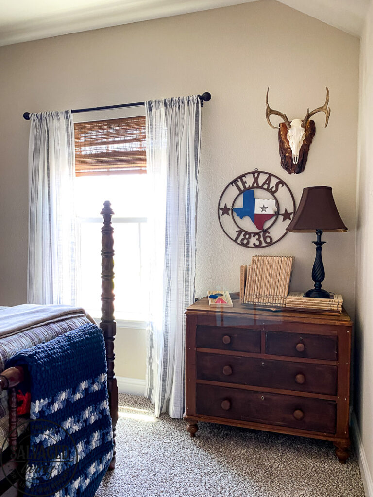 Grab ideas for a vintage hunting bedroom perfect for teen boys, you can get tons of ideas on how to decorate with taxidermy, deer heads and flags - for a room teen boys love. #teenroom #teenboydecor #huntingtheme